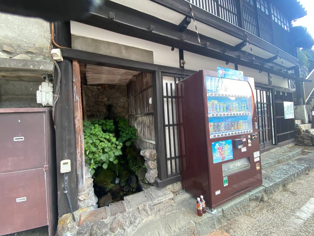 奈良井駅前案内図横の自販機